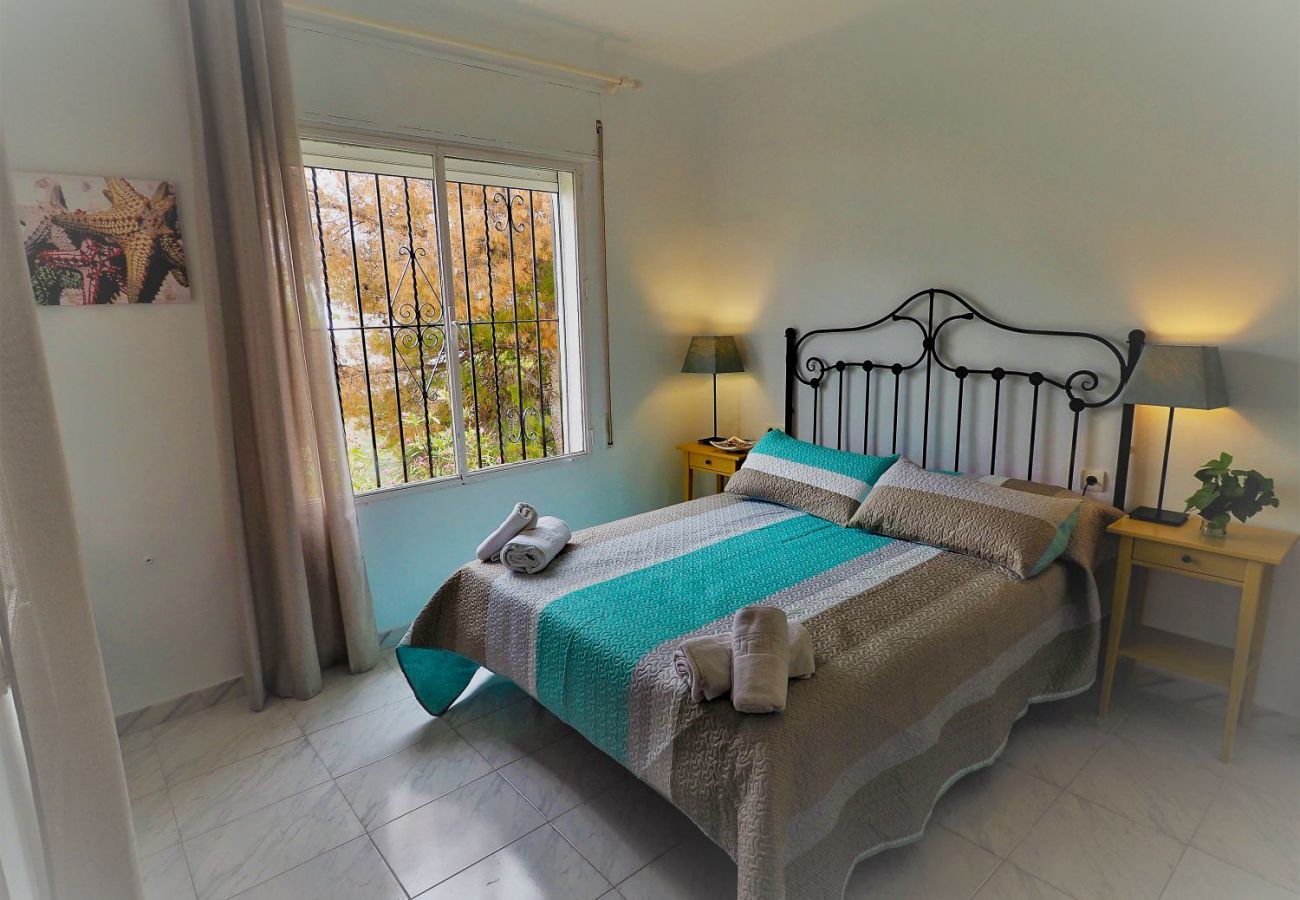 Casa Naranja is een gelijkvloers vakantiehuis met tuin, privé zwembad en zeezicht. Bij centrum en strand in Nerja, Spanje
