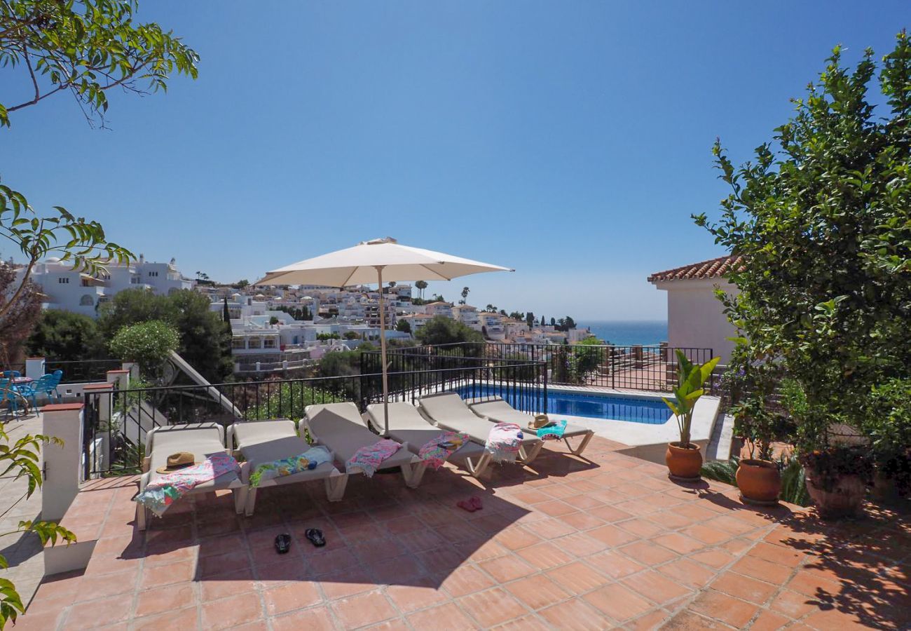 Casa Naranja is een gelijkvloers vakantiehuis met tuin, privé zwembad en zeezicht. Bij centrum en strand in Nerja, Spanje