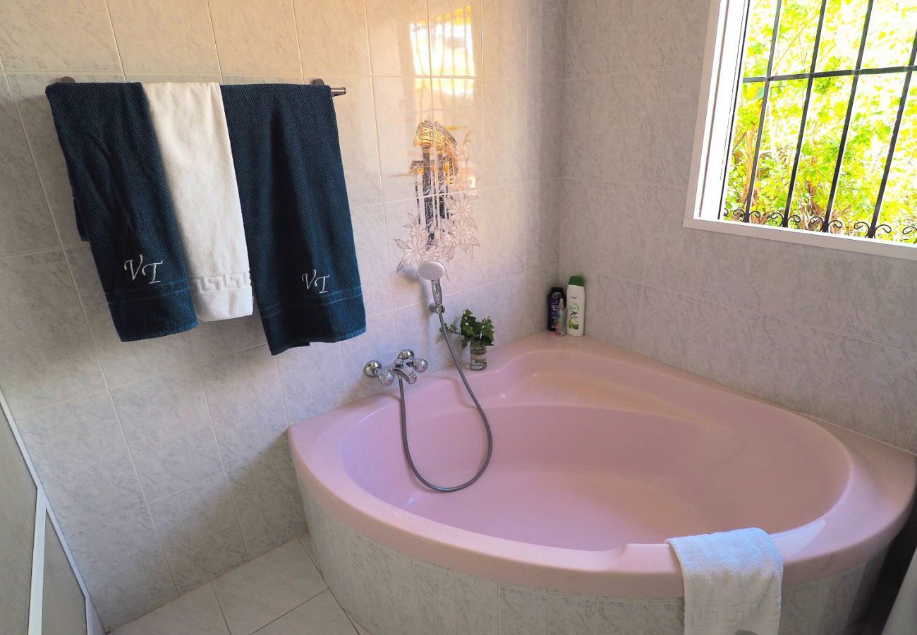 Casa Naranja is een gelijkvloers vakantiehuis met tuin, privé zwembad en zeezicht. Bij centrum en strand in Nerja, Spanje