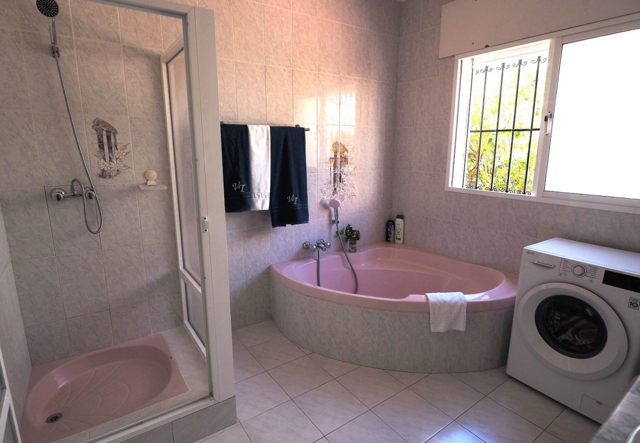 Casa Naranja is een gelijkvloers vakantiehuis met tuin, privé zwembad en zeezicht. Bij centrum en strand in Nerja, Spanje