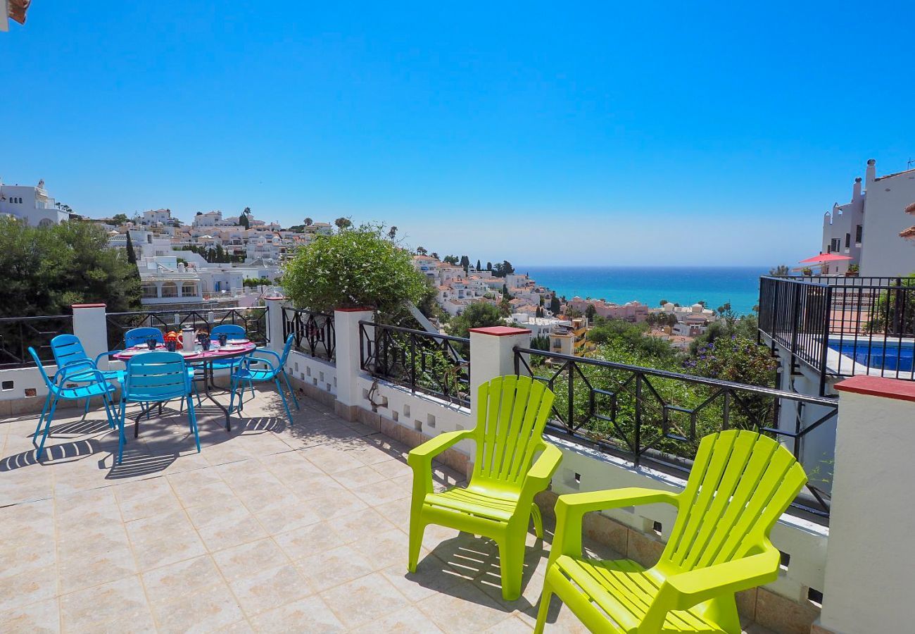 Casa Naranja is een gelijkvloers vakantiehuis met tuin, privé zwembad en zeezicht. Bij centrum en strand in Nerja, Spanje