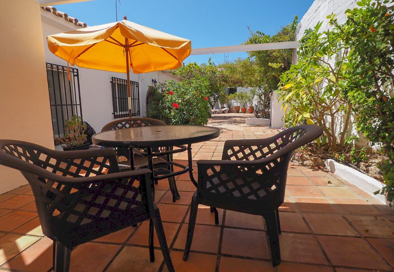 Casa Naranja is een gelijkvloers vakantiehuis met tuin, privé zwembad en zeezicht. Bij centrum en strand in Nerja, Spanje