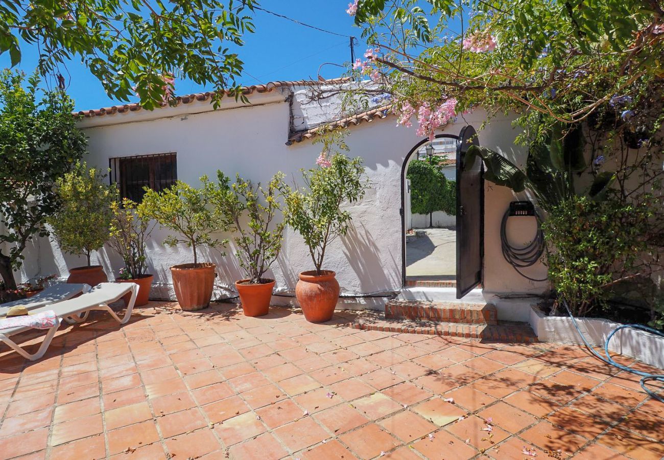 Casa Naranja is een gelijkvloers vakantiehuis met tuin, privé zwembad en zeezicht. Bij centrum en strand in Nerja, Spanje
