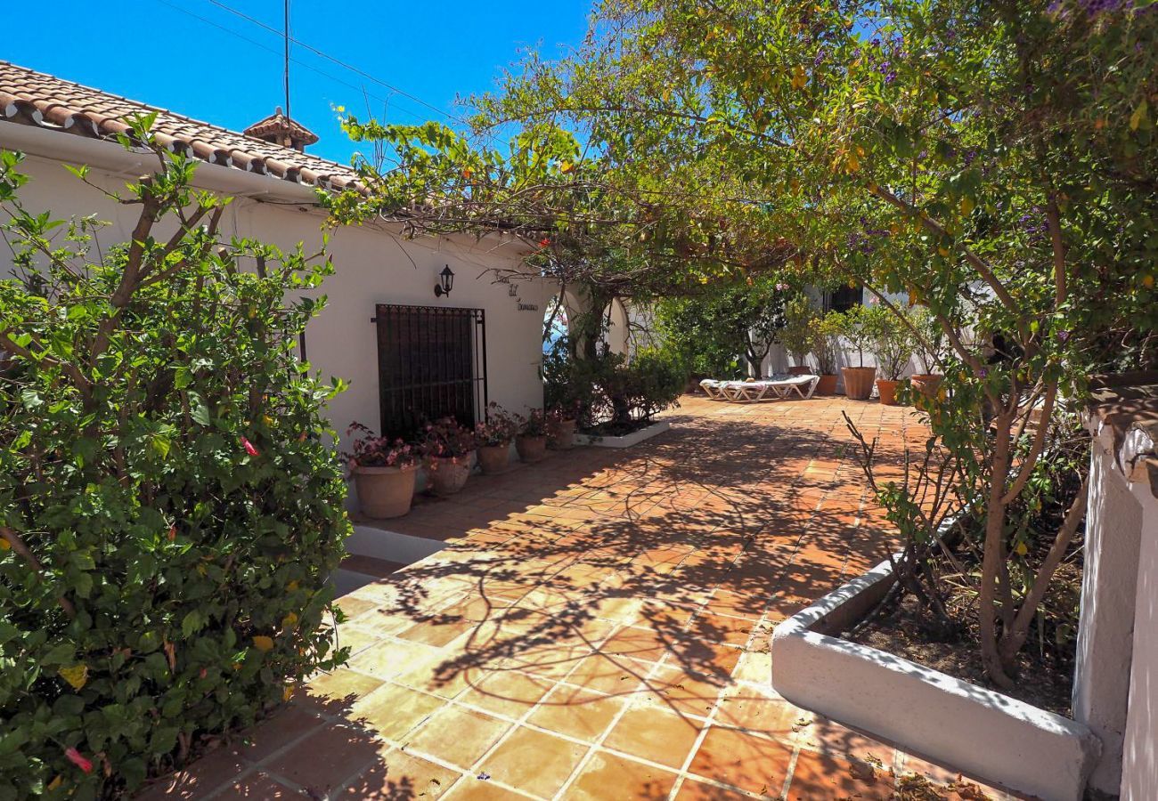 Casa Naranja is een gelijkvloers vakantiehuis met tuin, privé zwembad en zeezicht. Bij centrum en strand in Nerja, Spanje