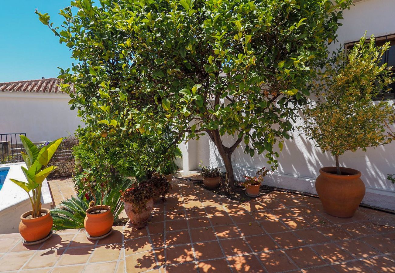 Casa Naranja is een gelijkvloers vakantiehuis met tuin, privé zwembad en zeezicht. Bij centrum en strand in Nerja, Spanje