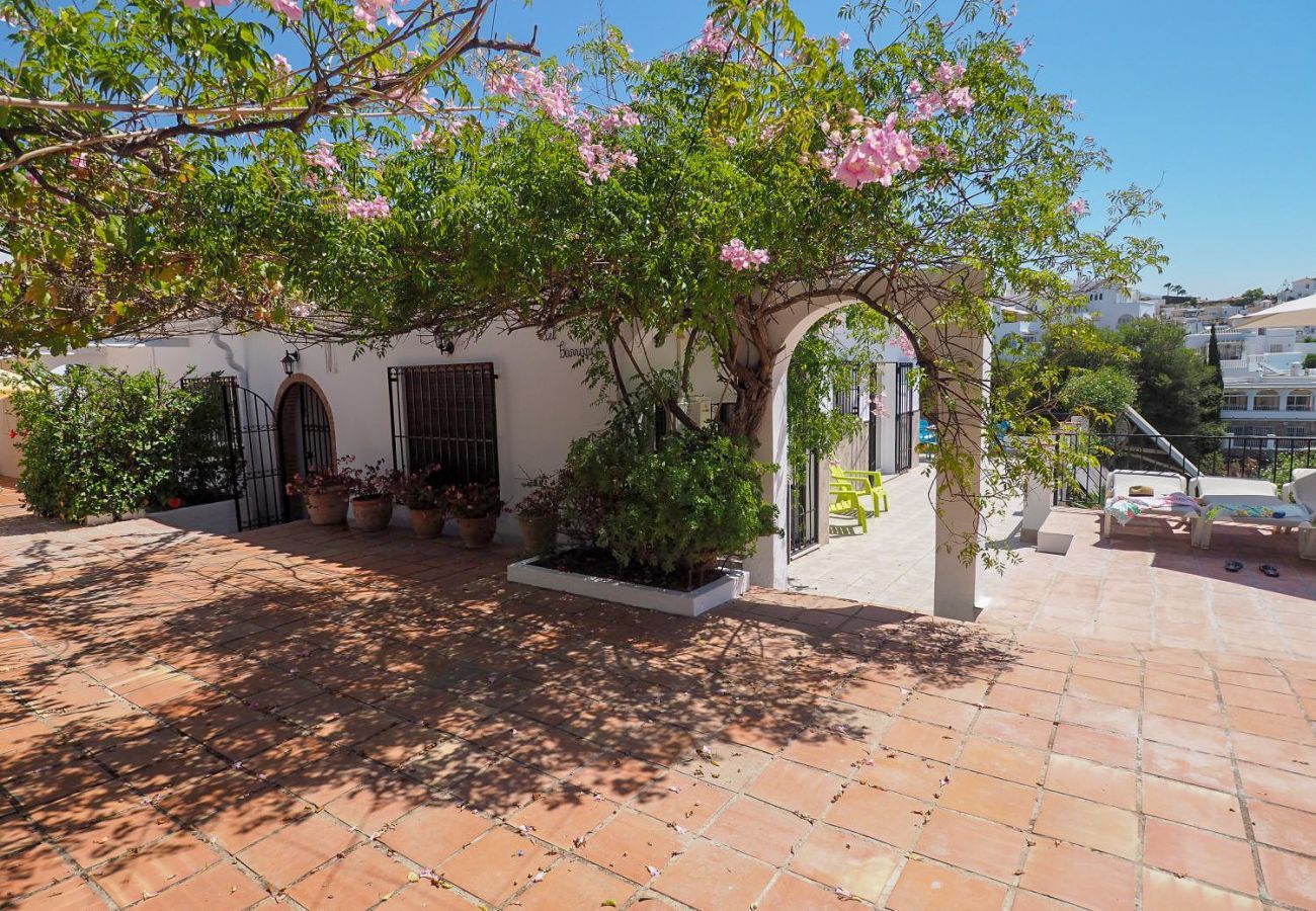 Casa Naranja is een gelijkvloers vakantiehuis met tuin, privé zwembad en zeezicht. Bij centrum en strand in Nerja, Spanje