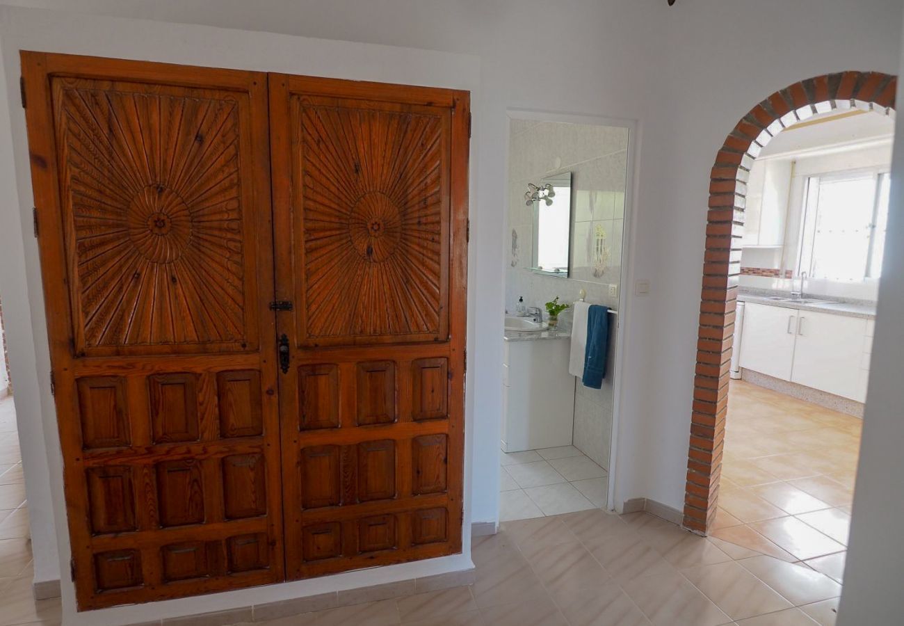 Casa Naranja is een gelijkvloers vakantiehuis met tuin, privé zwembad en zeezicht. Bij centrum en strand in Nerja, Spanje
