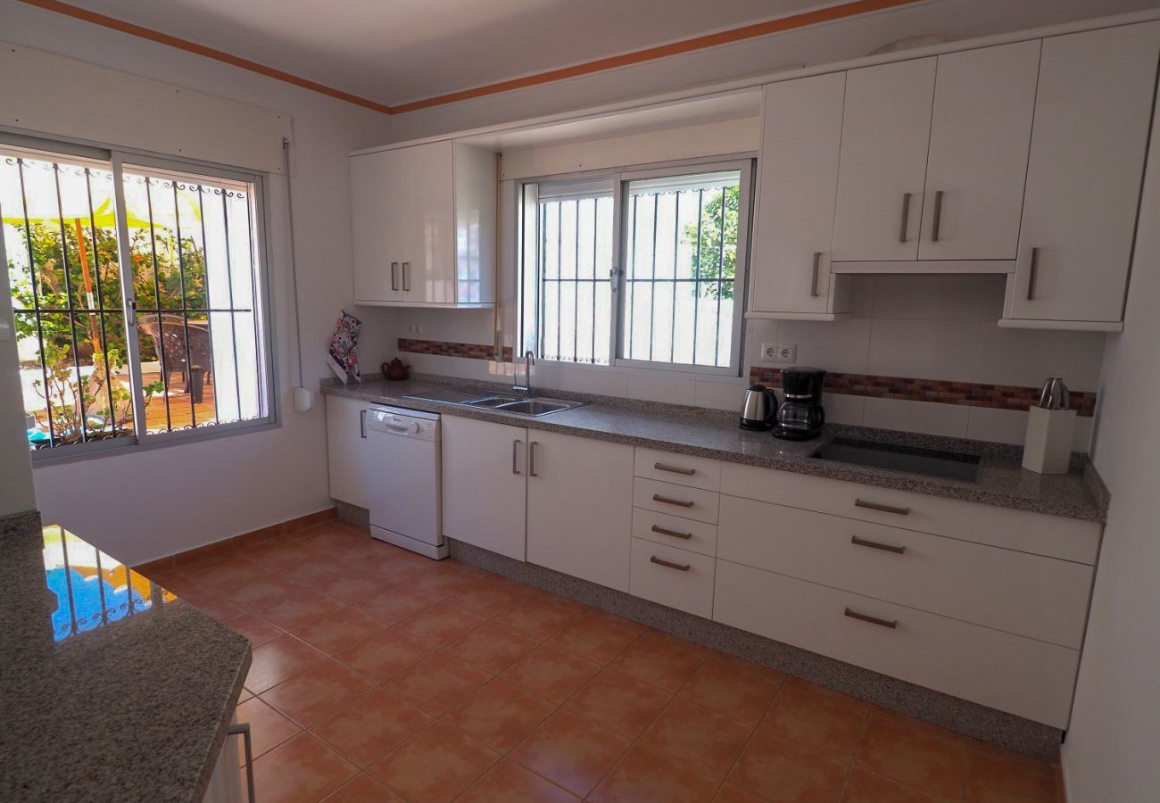 Casa Naranja is een gelijkvloers vakantiehuis met tuin, privé zwembad en zeezicht. Bij centrum en strand in Nerja, Spanje