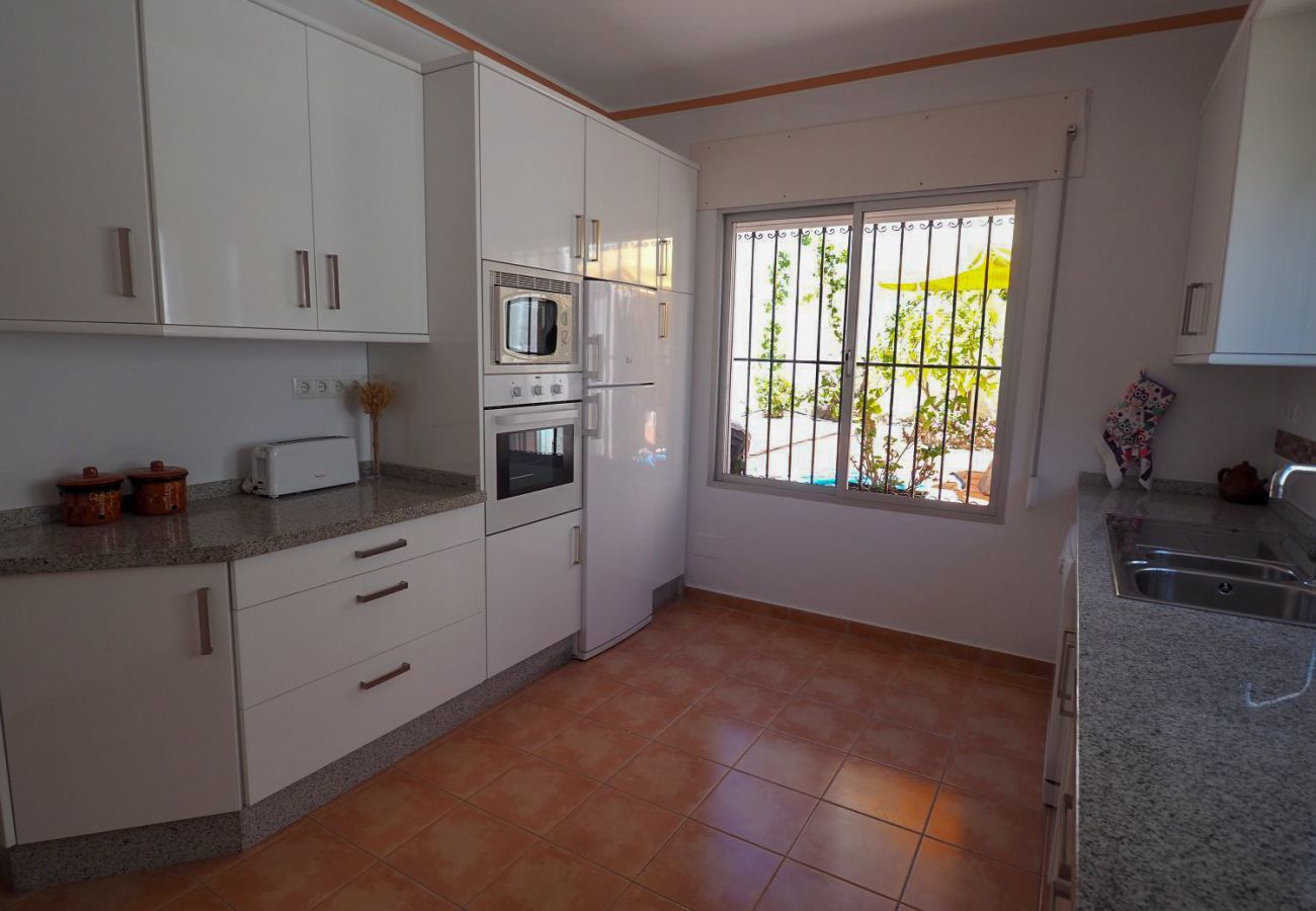 Casa Naranja is een gelijkvloers vakantiehuis met tuin, privé zwembad en zeezicht. Bij centrum en strand in Nerja, Spanje