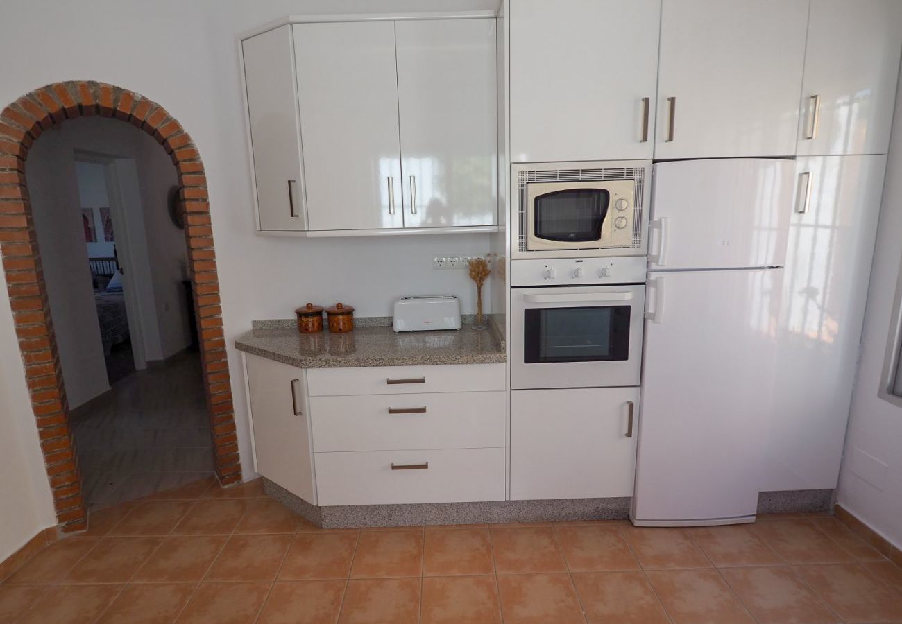 Casa Naranja is een gelijkvloers vakantiehuis met tuin, privé zwembad en zeezicht. Bij centrum en strand in Nerja, Spanje