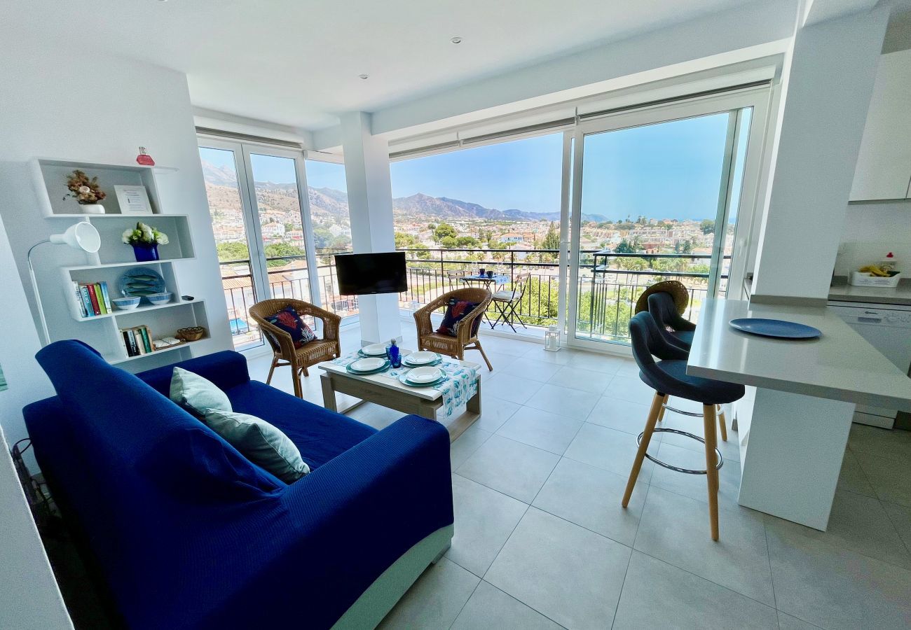 Appartement Nina is een modern vakantiehuis op loopafstand van het strand en centrum van Nerja, Andalusië