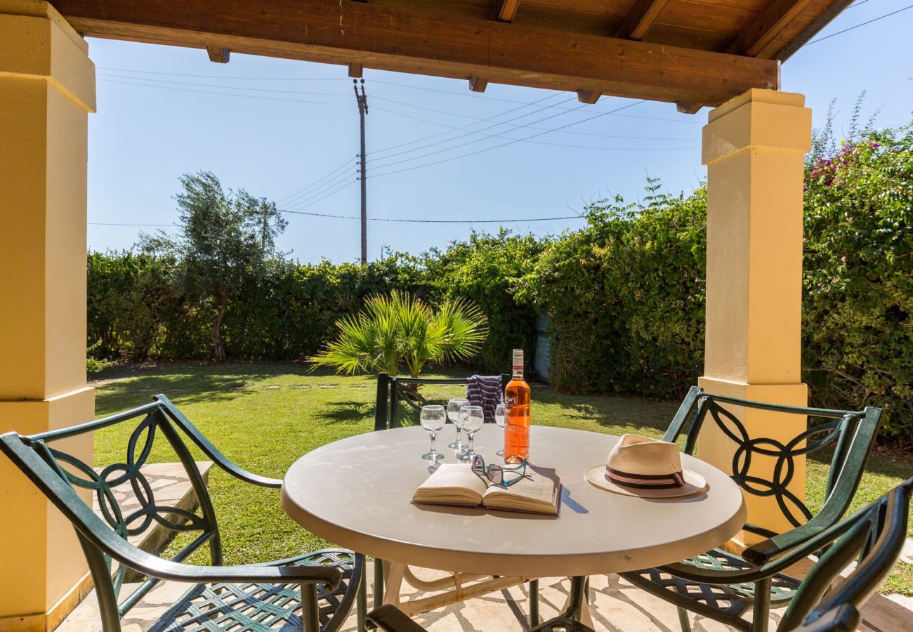 Villa Aretha is een vrijstaande villa met privé zwembad op loopafstand van het strand in Acharavi, Corfu