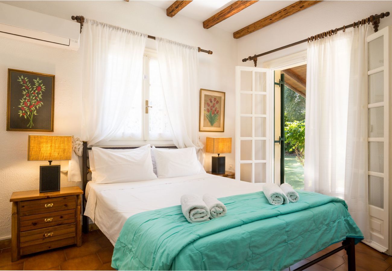 Villa Aretha is een vrijstaande villa met privé zwembad op loopafstand van het strand in Acharavi, Corfu