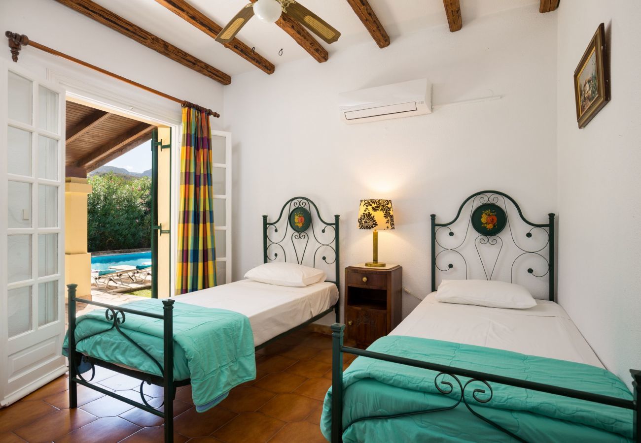 Villa Aretha is een vrijstaande villa met privé zwembad op loopafstand van het strand in Acharavi, Corfu