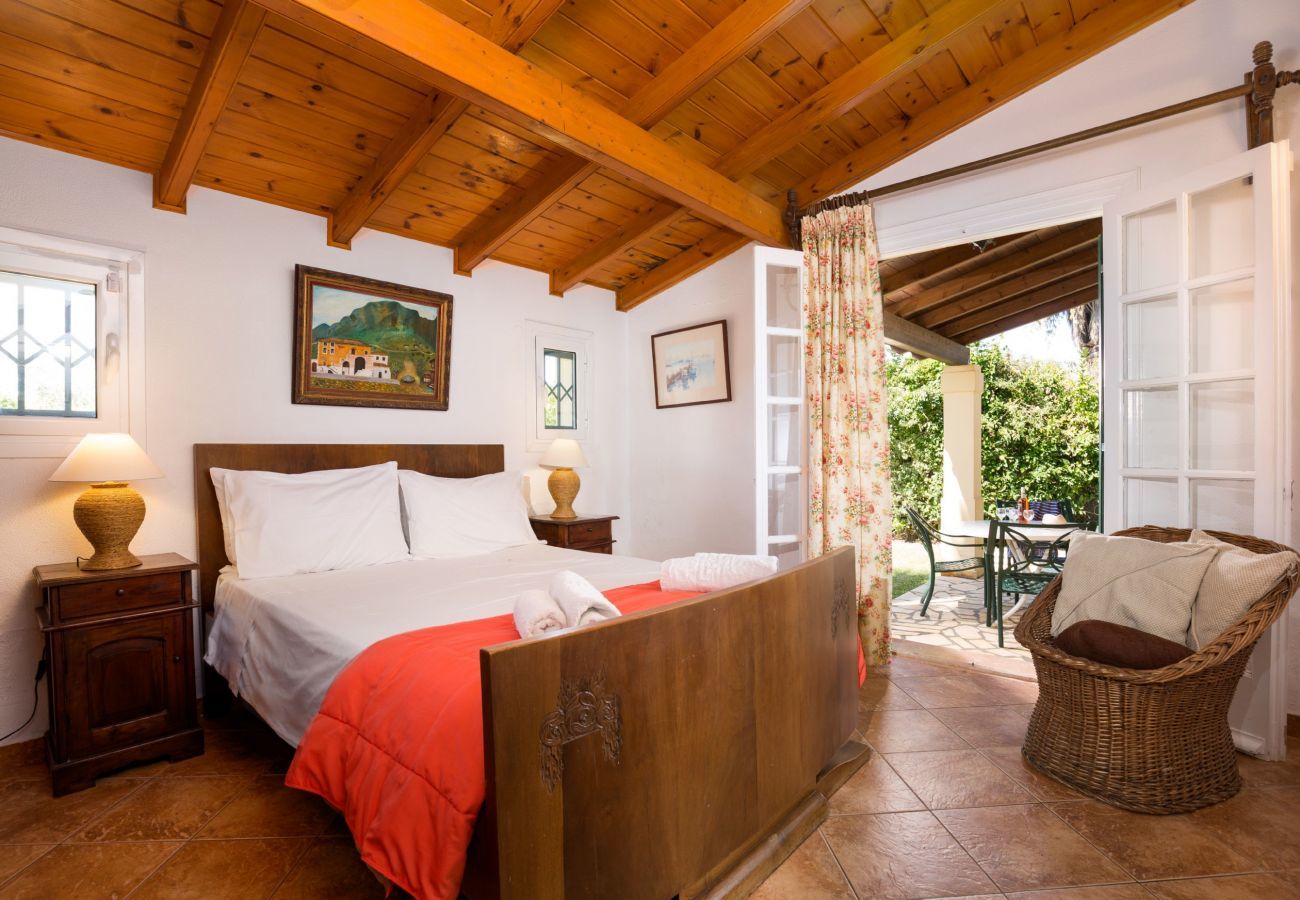 Villa Aretha is een vrijstaande villa met privé zwembad op loopafstand van het strand in Acharavi, Corfu