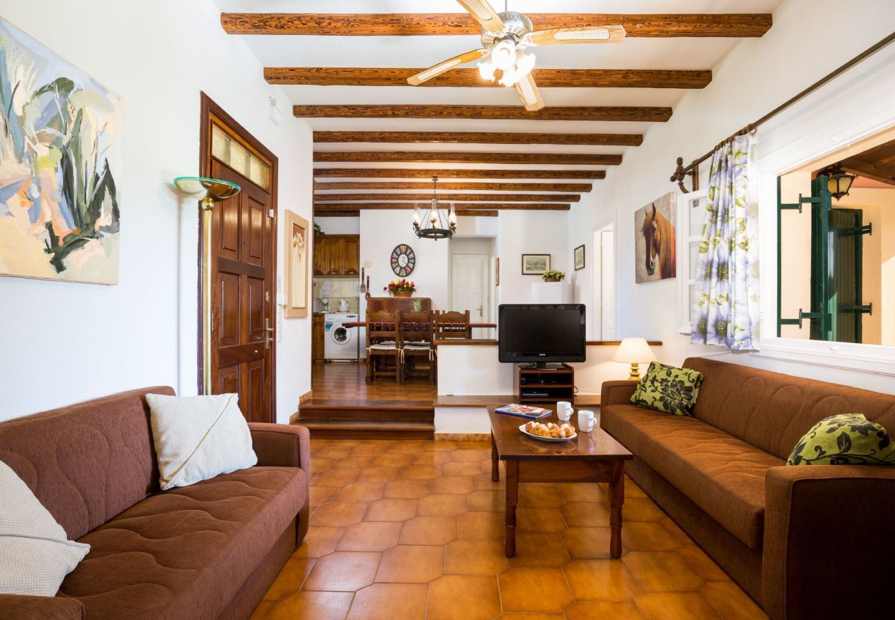 Villa Aretha is een vrijstaande villa met privé zwembad op loopafstand van het strand in Acharavi, Corfu