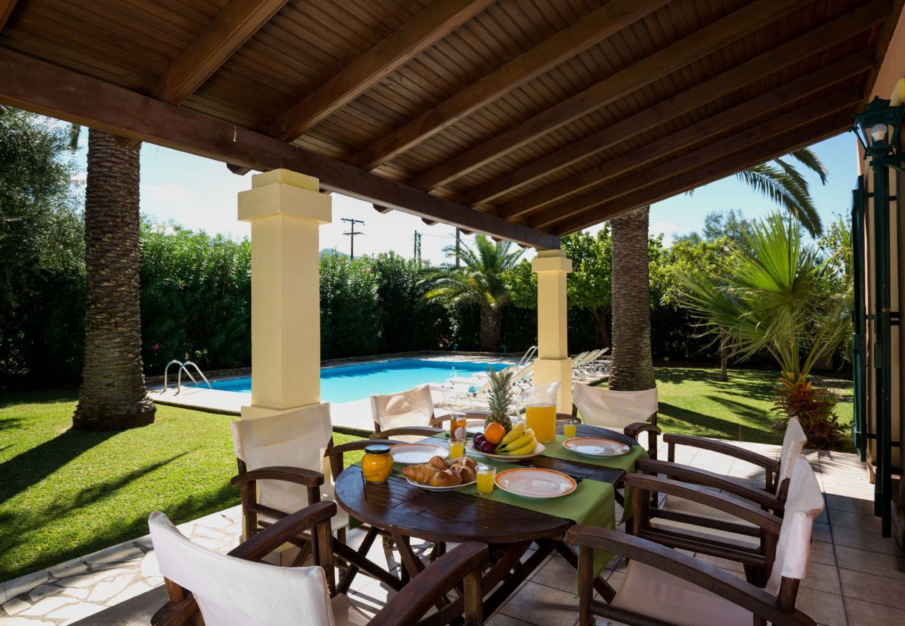 Villa Aretha is een vrijstaande villa met privé zwembad op loopafstand van het strand in Acharavi, Corfu