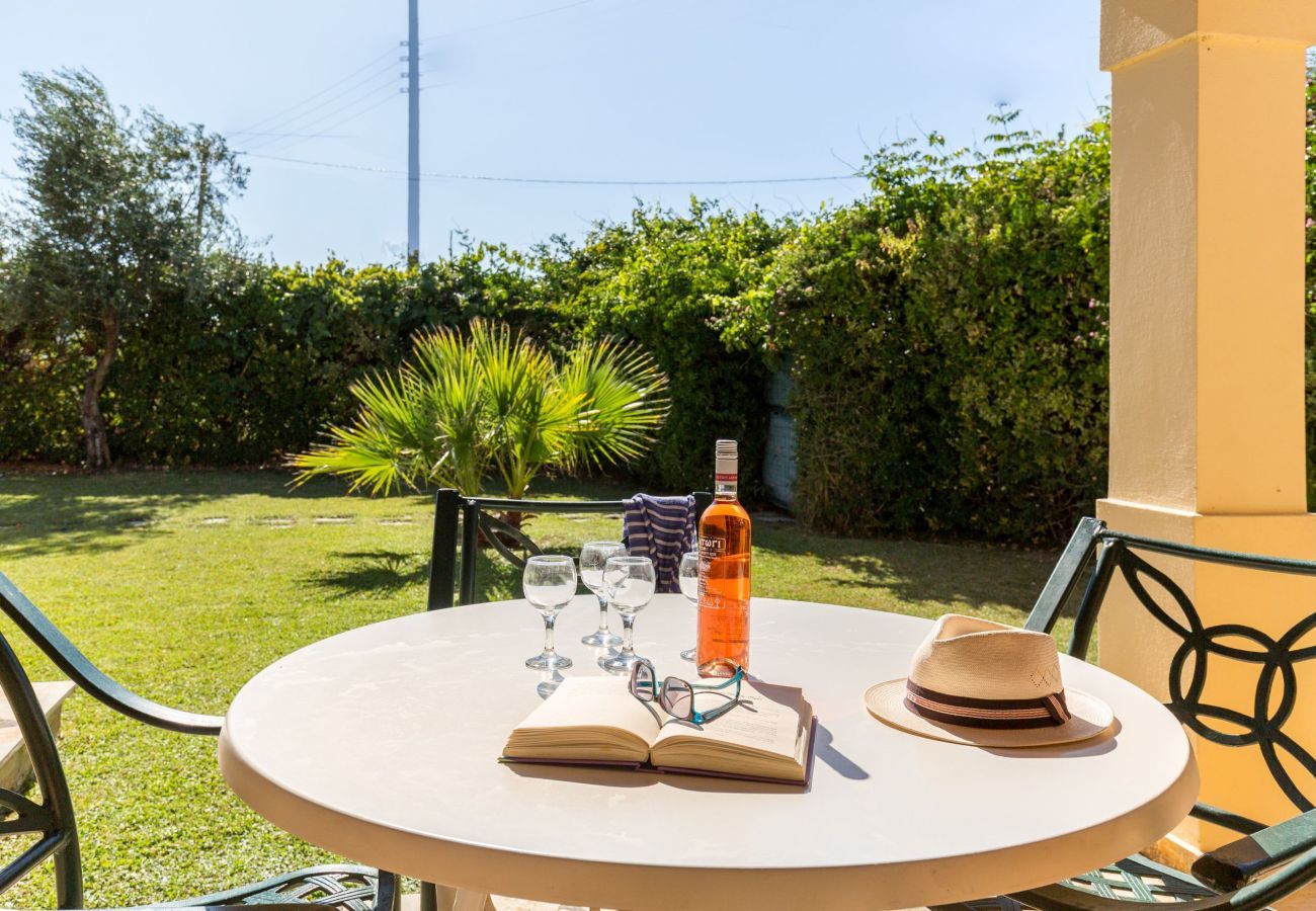 Villa Aretha is een vrijstaande villa met privé zwembad op loopafstand van het strand in Acharavi, Corfu