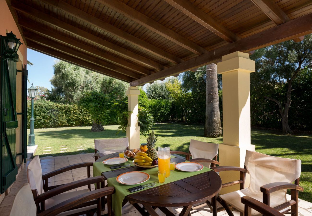 Villa Aretha is een vrijstaande villa met privé zwembad op loopafstand van het strand in Acharavi, Corfu