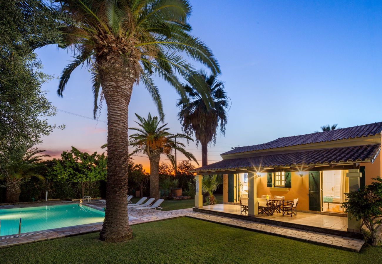 Villa Aretha is een vrijstaande villa met privé zwembad op loopafstand van het strand in Acharavi, Corfu