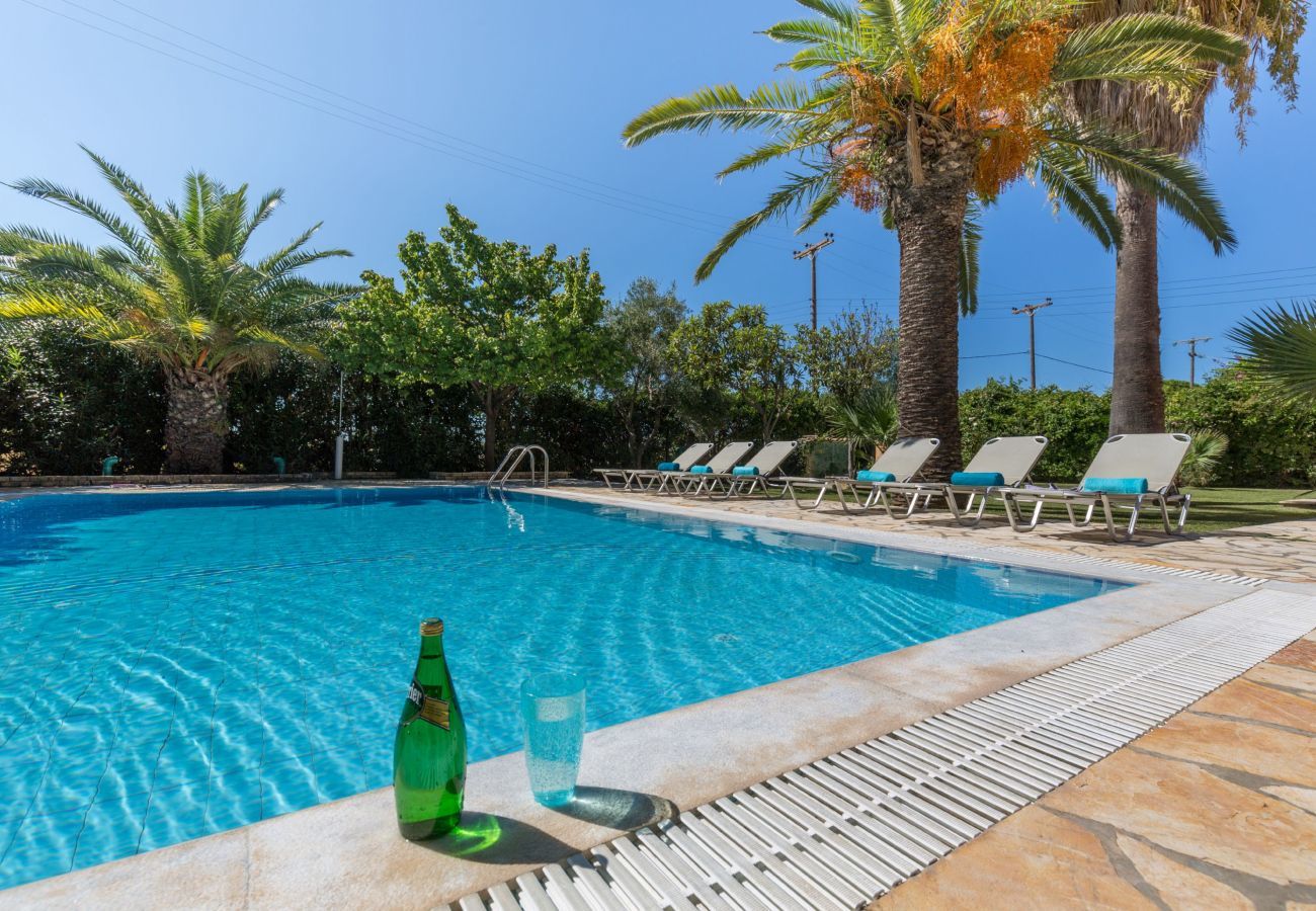 Villa Aretha is een vrijstaande villa met privé zwembad op loopafstand van het strand in Acharavi, Corfu