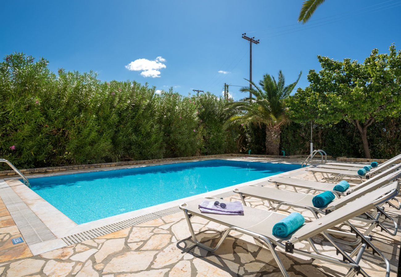 Villa Aretha is een vrijstaande villa met privé zwembad op loopafstand van het strand in Acharavi, Corfu