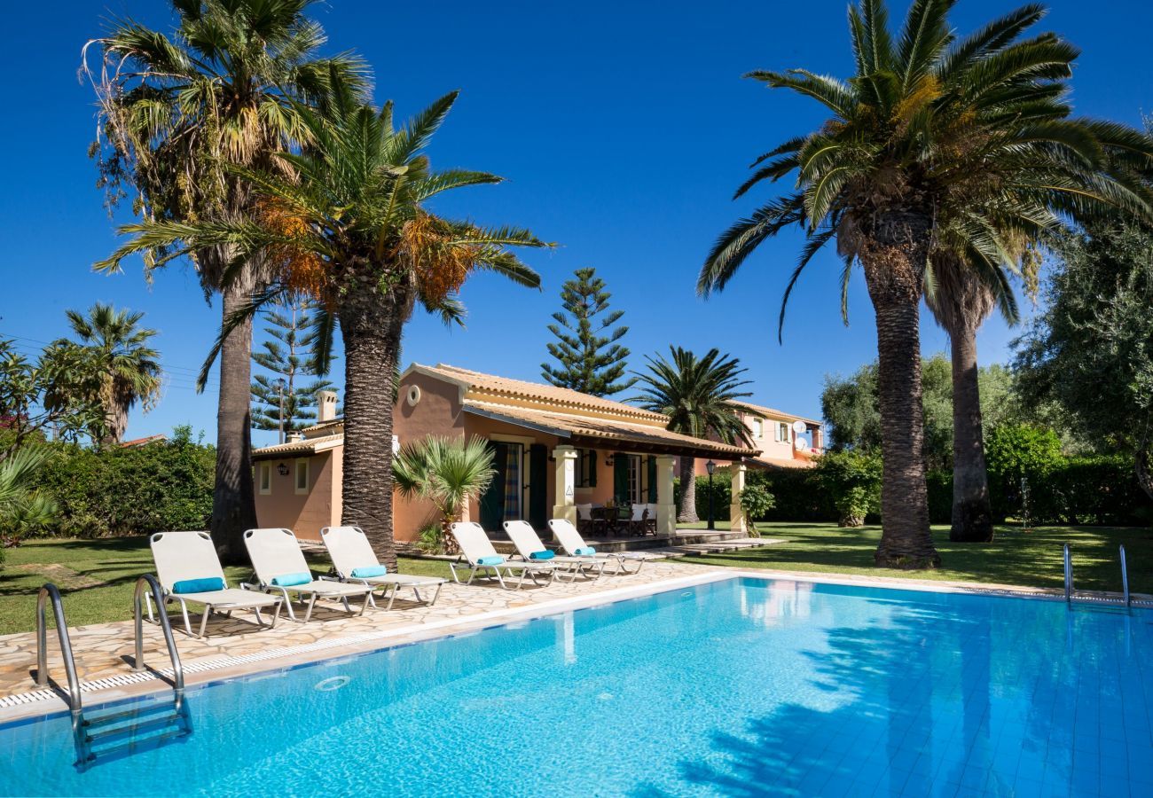 Villa Aretha is een vrijstaande villa met privé zwembad op loopafstand van het strand in Acharavi, Corfu