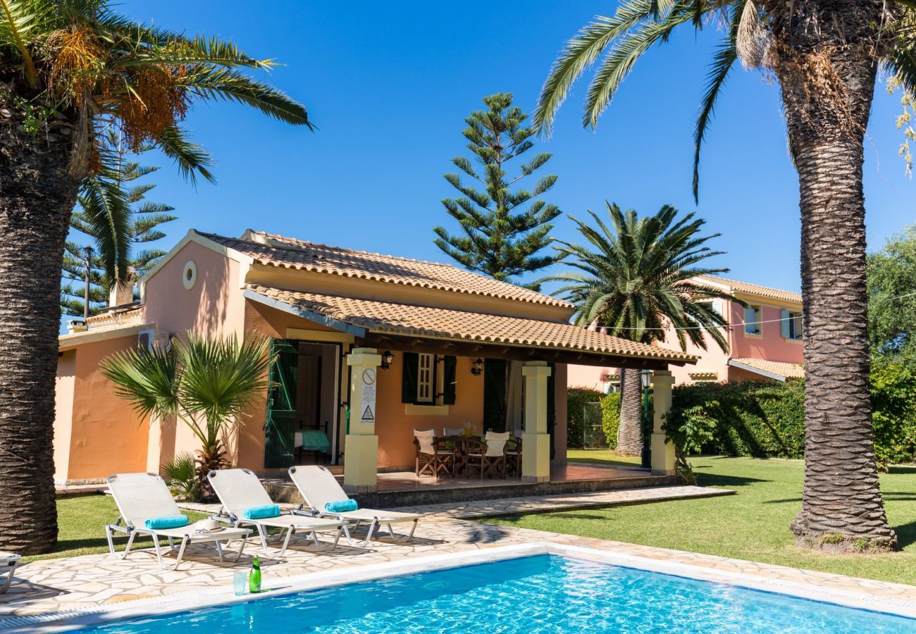 Villa Aretha is een vrijstaande villa met privé zwembad op loopafstand van het strand in Acharavi, Corfu