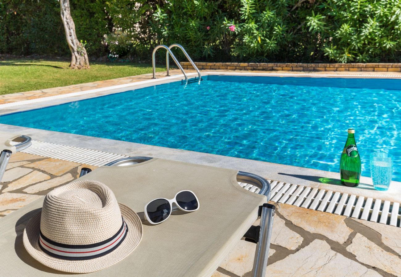 Villa Aretha is een vrijstaande villa met privé zwembad op loopafstand van het strand in Acharavi, Corfu