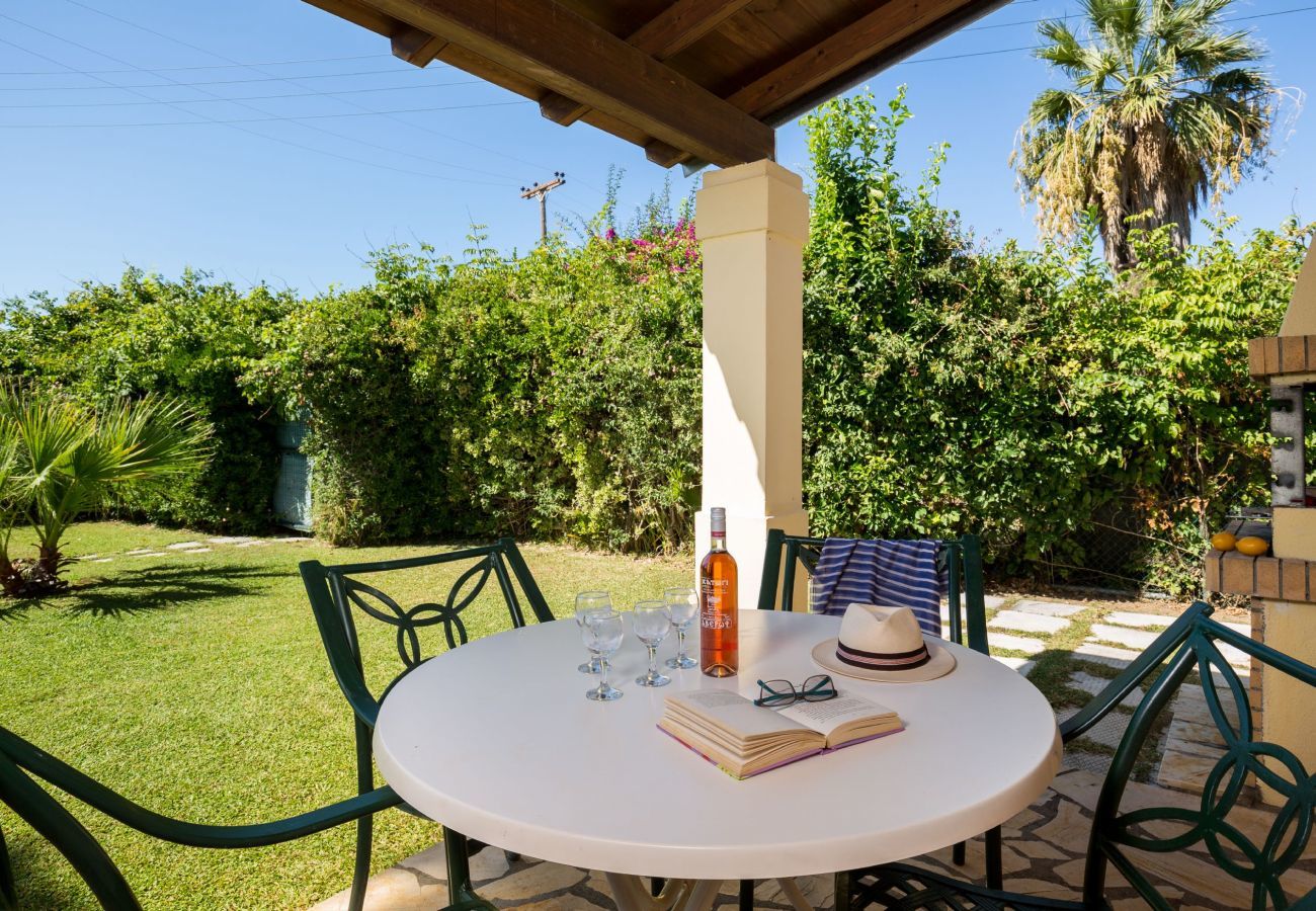 Villa Aretha is een vrijstaande villa met privé zwembad op loopafstand van het strand in Acharavi, Corfu