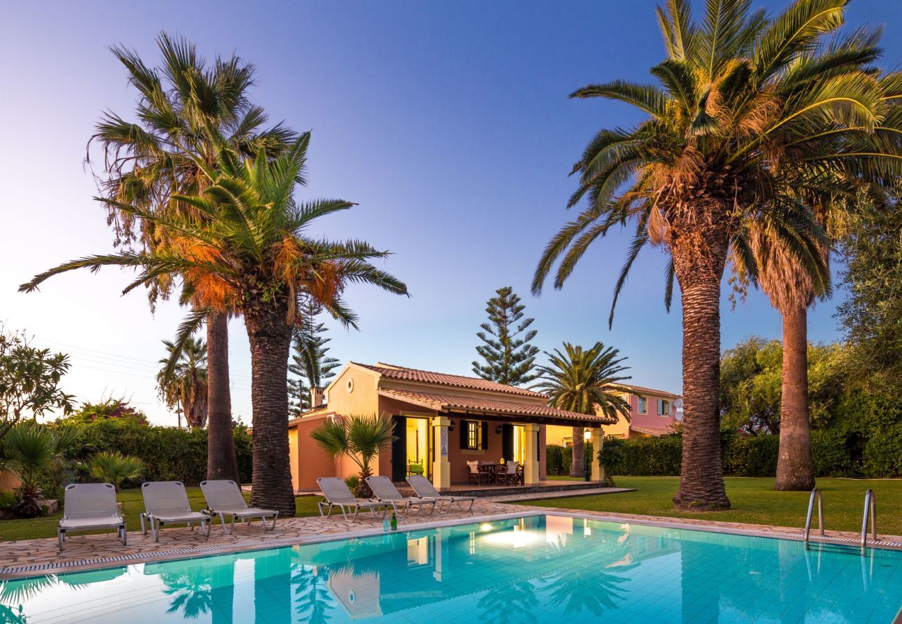 Villa Aretha is een vrijstaande villa met privé zwembad op loopafstand van het strand in Acharavi, Corfu