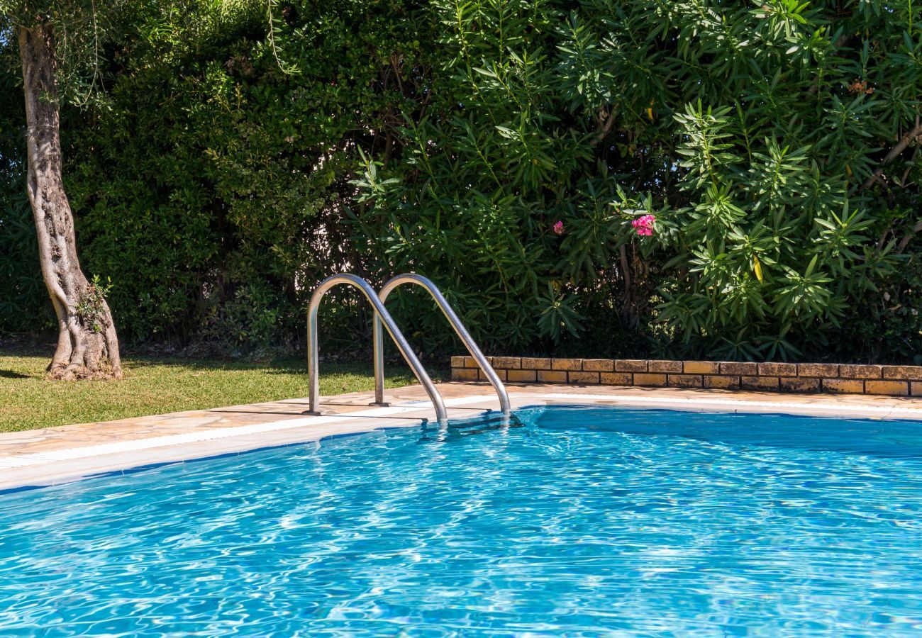 Villa Aretha is een vrijstaande villa met privé zwembad op loopafstand van het strand in Acharavi, Corfu