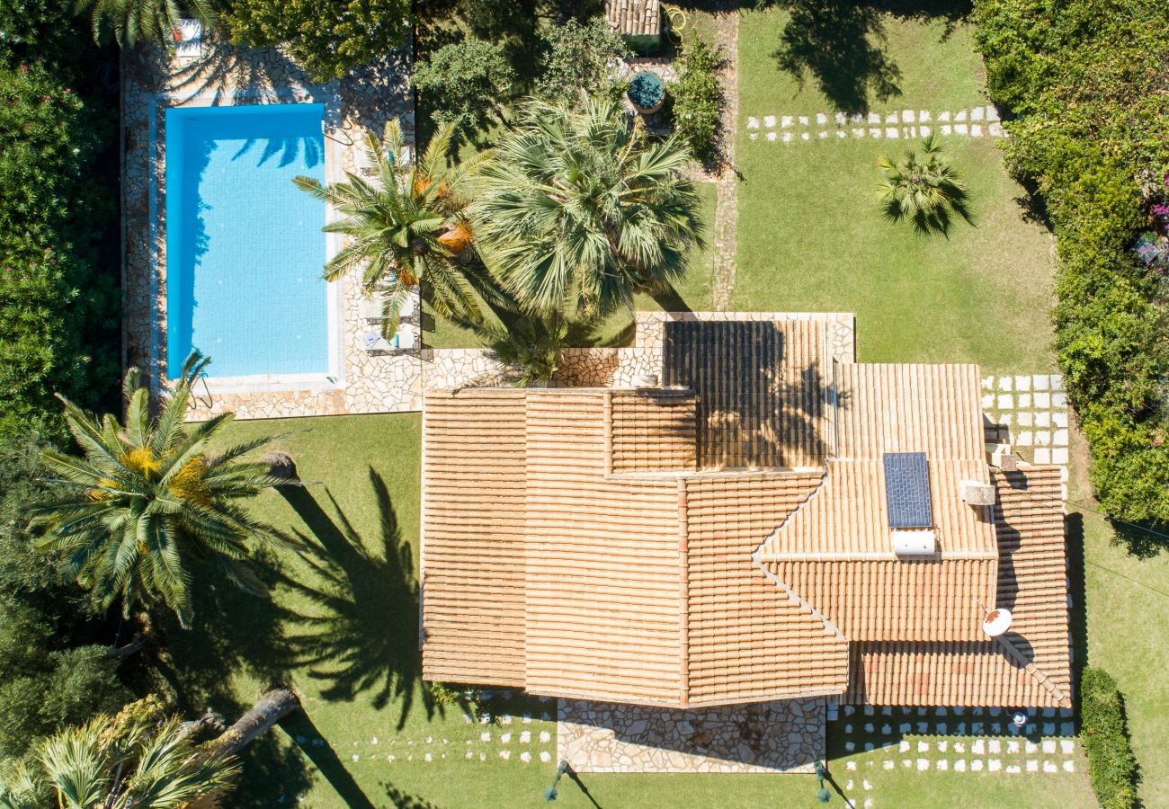 Villa Aretha is een vrijstaande villa met privé zwembad op loopafstand van het strand in Acharavi, Corfu