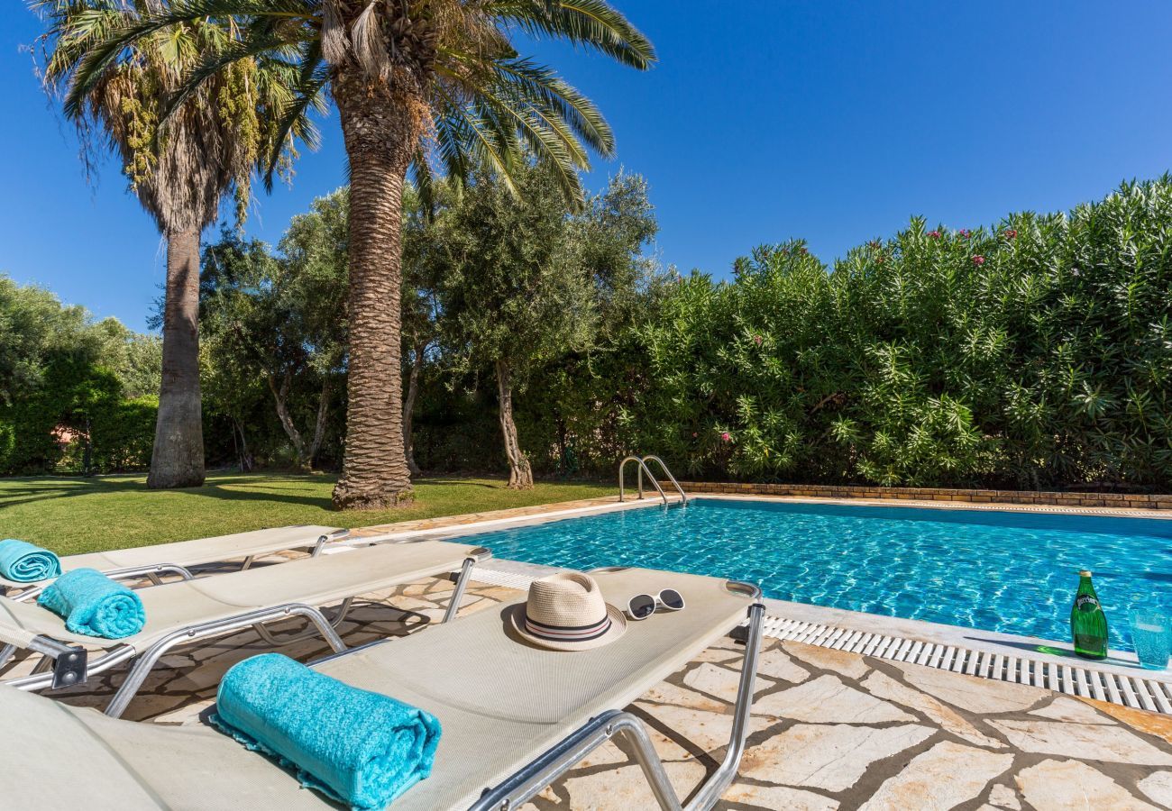 Villa Aretha is een vrijstaande villa met privé zwembad op loopafstand van het strand in Acharavi, Corfu
