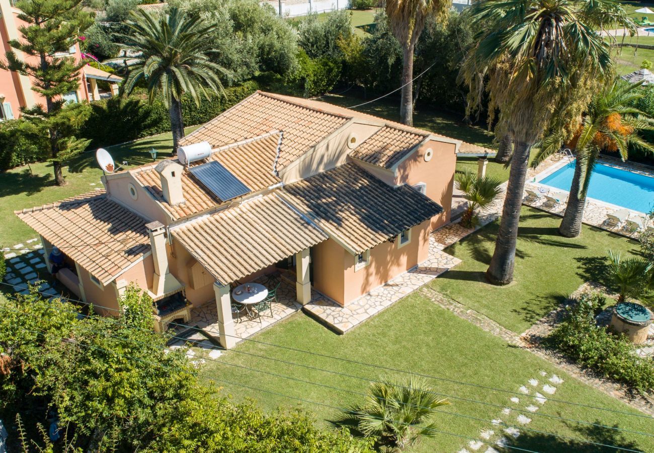 Villa Aretha is een vrijstaande villa met privé zwembad op loopafstand van het strand in Acharavi, Corfu