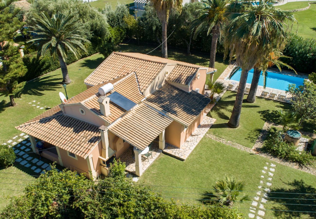 Villa Aretha is een vrijstaande villa met privé zwembad op loopafstand van het strand in Acharavi, Corfu