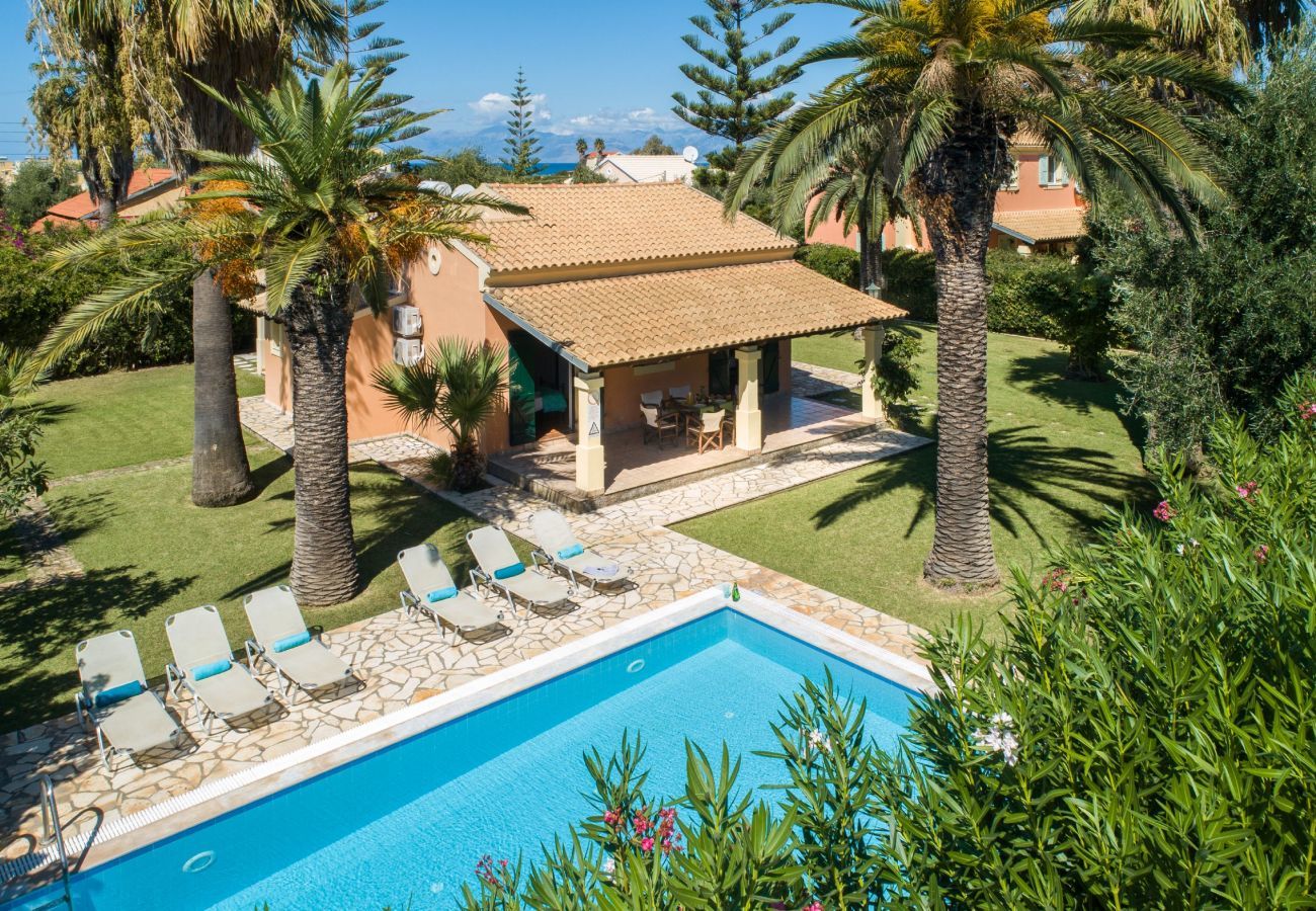Villa Aretha is een vrijstaande villa met privé zwembad op loopafstand van het strand in Acharavi, Corfu