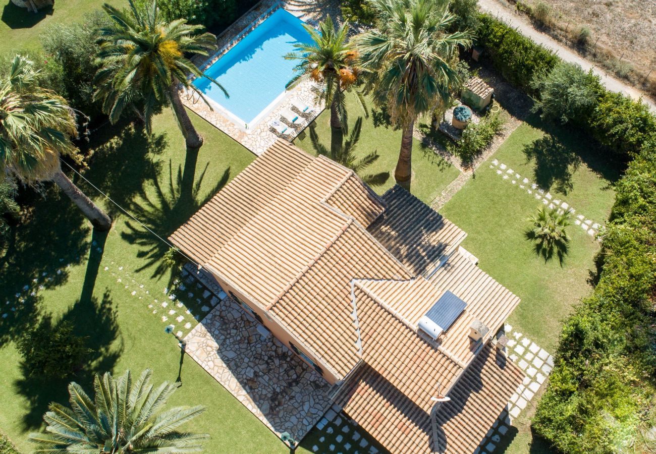 Villa Aretha is een vrijstaande villa met privé zwembad op loopafstand van het strand in Acharavi, Corfu