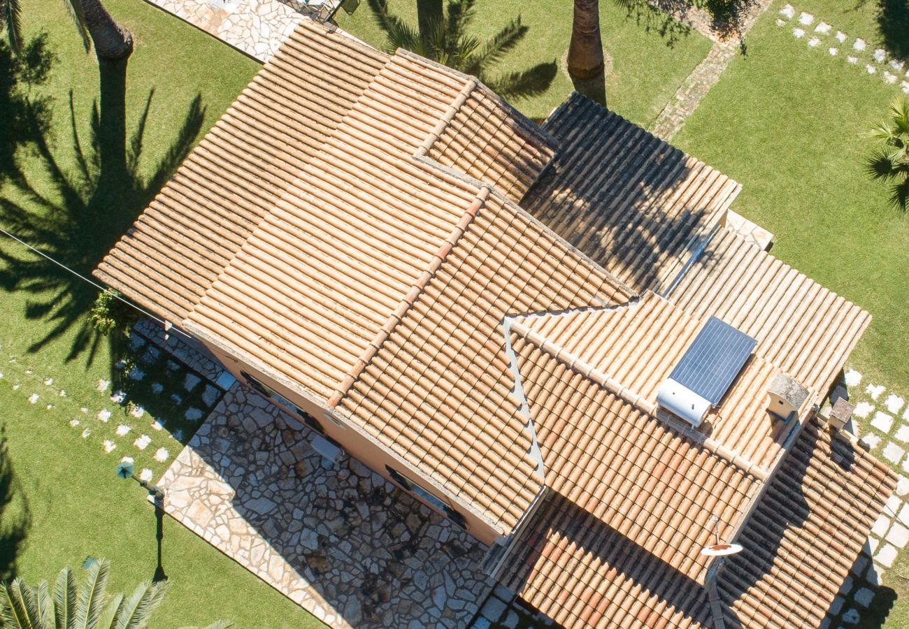 Villa Aretha is een vrijstaande villa met privé zwembad op loopafstand van het strand in Acharavi, Corfu