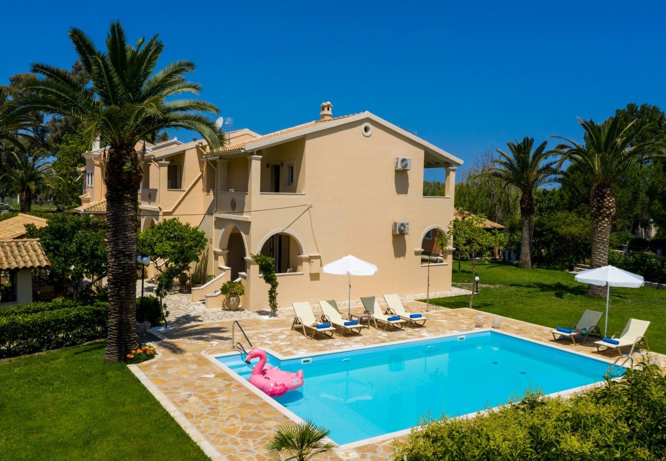 Villa Roda is een vrijstaande villa met privé zwembad en op loopafstand van het strand in Roda, Corfu