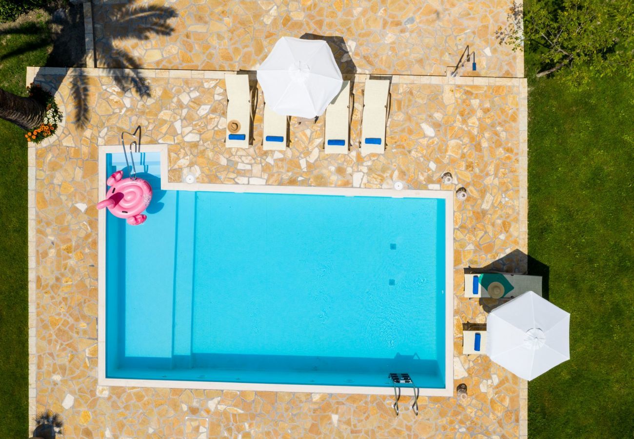 Villa Roda is een vrijstaande villa met privé zwembad en op loopafstand van het strand in Roda, Corfu