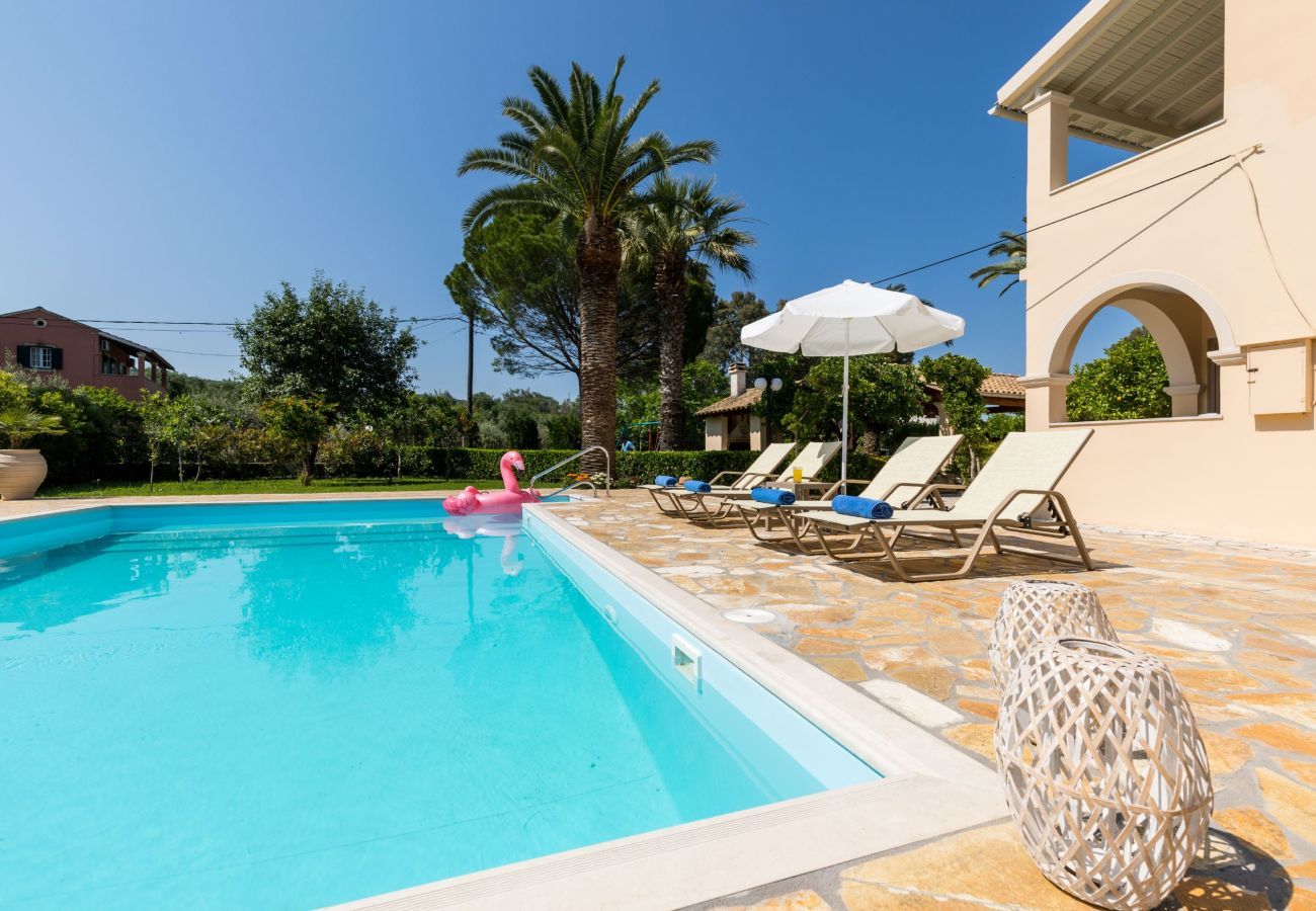 Villa Roda is een vrijstaande villa met privé zwembad en op loopafstand van het strand in Roda, Corfu