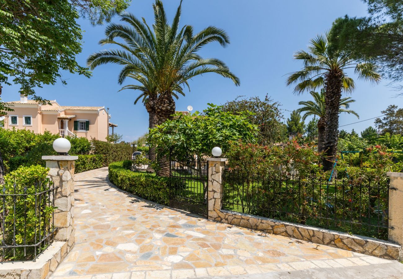 Villa Roda is een vrijstaande villa met privé zwembad en op loopafstand van het strand in Roda, Corfu