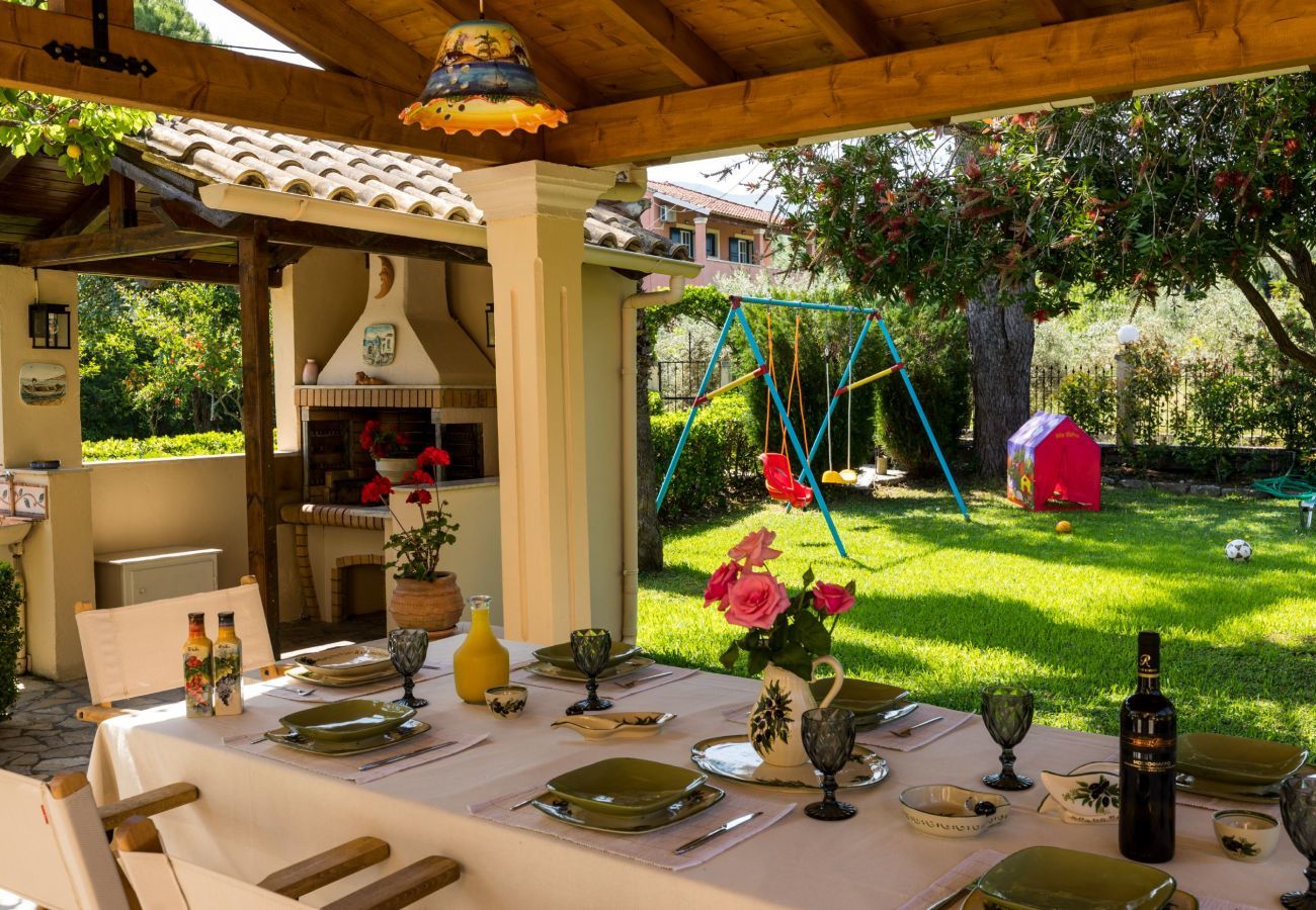 Villa Roda is een vrijstaande villa met privé zwembad en op loopafstand van het strand in Roda, Corfu