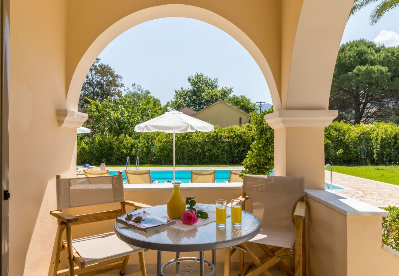 Villa Roda is een vrijstaande villa met privé zwembad en op loopafstand van het strand in Roda, Corfu