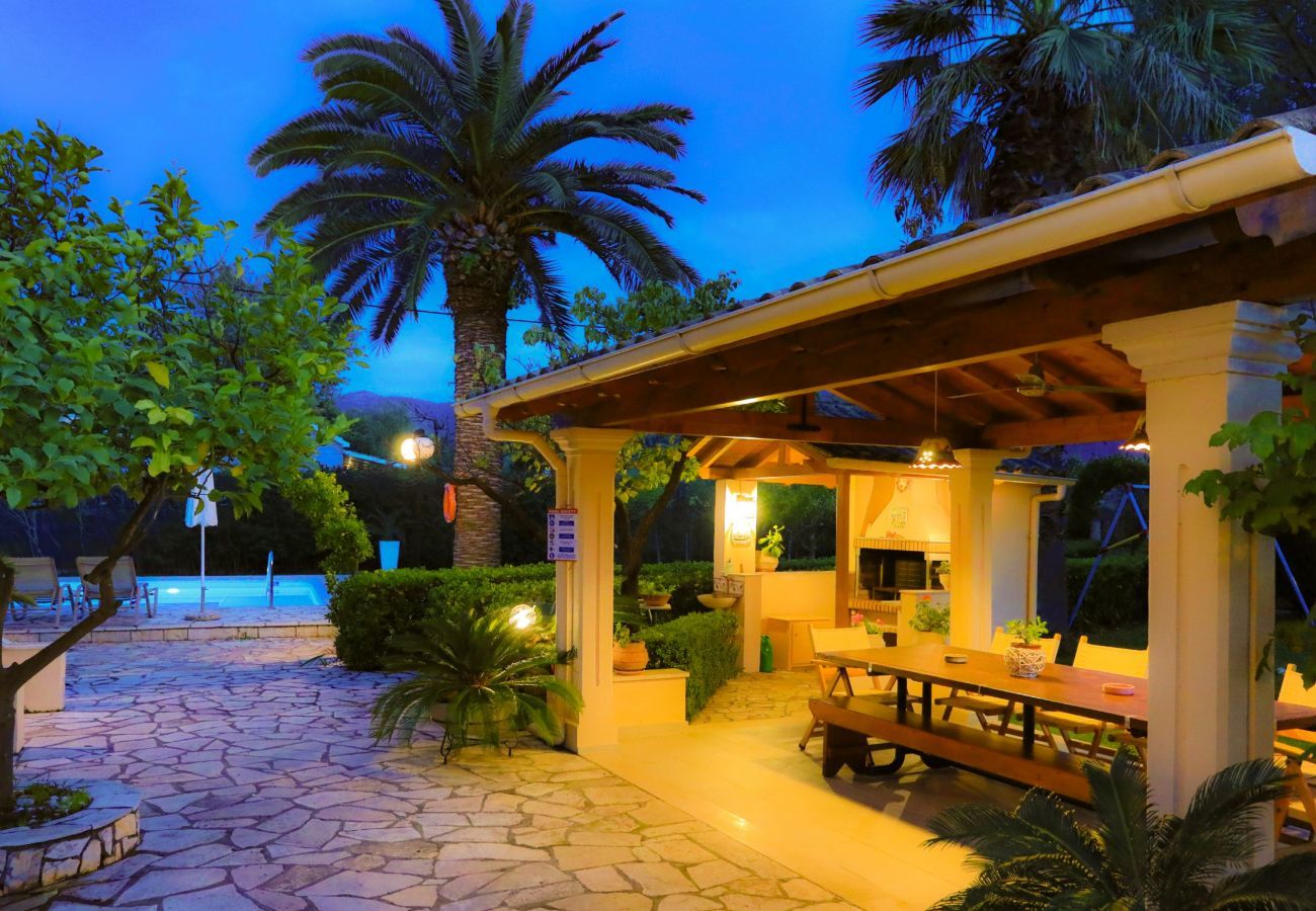 Villa Roda is een vrijstaande villa met privé zwembad en op loopafstand van het strand in Roda, Corfu
