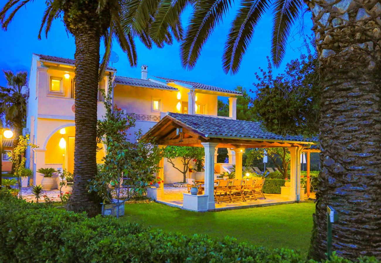 Villa Roda is een vrijstaande villa met privé zwembad en op loopafstand van het strand in Roda, Corfu