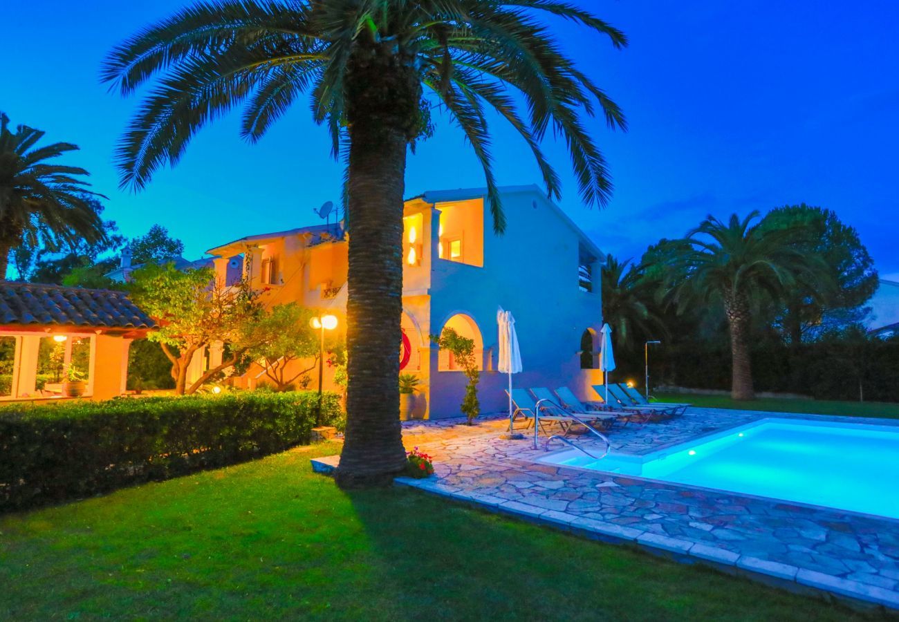 Villa Roda is een vrijstaande villa met privé zwembad en op loopafstand van het strand in Roda, Corfu
