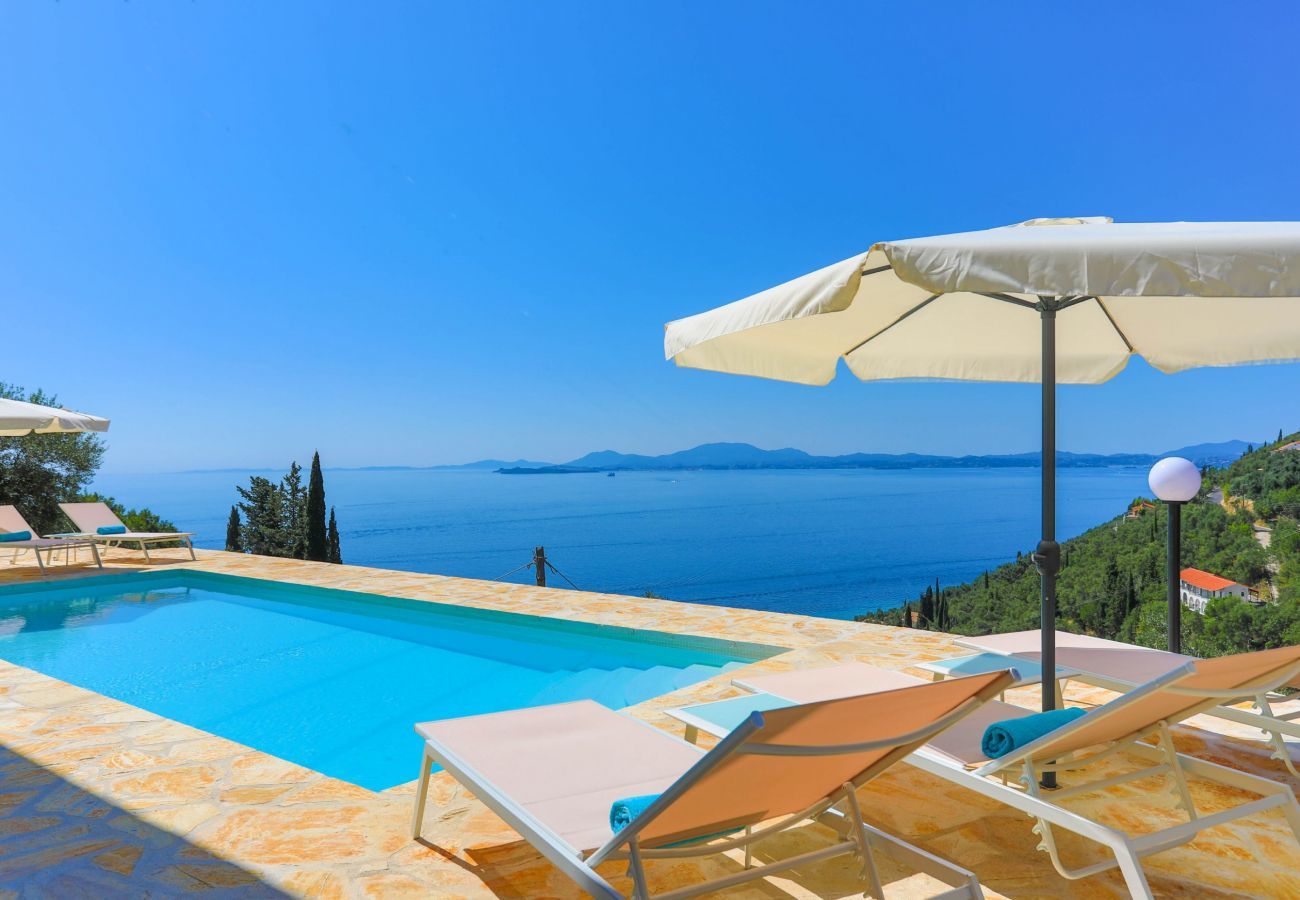 Villa Krouzeri is een vrijstaande villa met privé zwembad en panoramische zeezicht in Agni Bay, Corfu