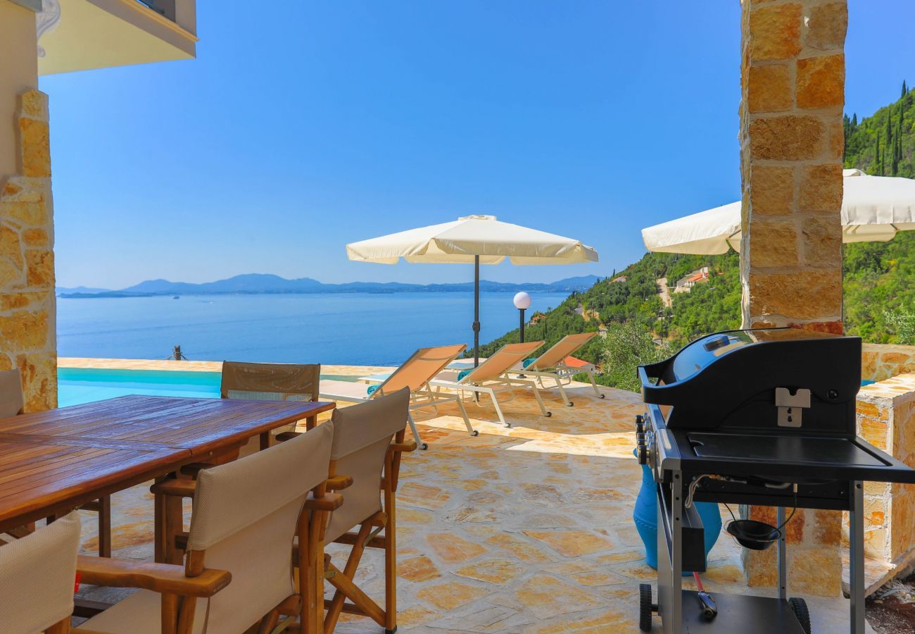 Villa Krouzeri is een vrijstaande villa met privé zwembad en panoramische zeezicht in Agni Bay, Corfu